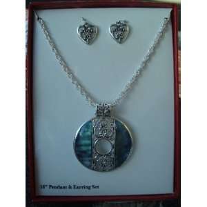   SHELL LOOK 18 NECKLACE/EARRING SET NEW IN THE BOX: Everything Else