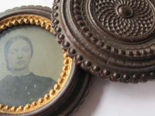 Unique Victorian Mourning Tintype Daguerreotype Photo Screw Disk Case 
