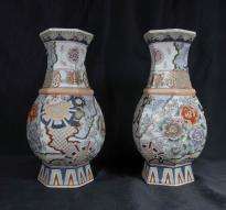 You are viewing a gorgeous pair of Imari style Japanese porcelain urns 