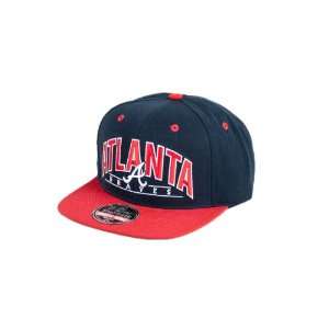  MLB Mens Atlanta Braves Arched Snapback Cap (Navy/Red 