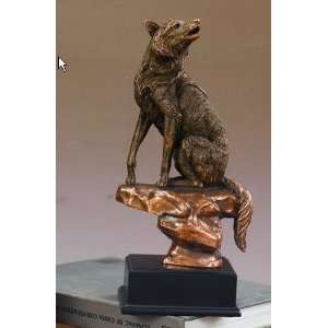 Bronze Plated Resin Howling Wolf Sculpture Wild Animal Statue with 
